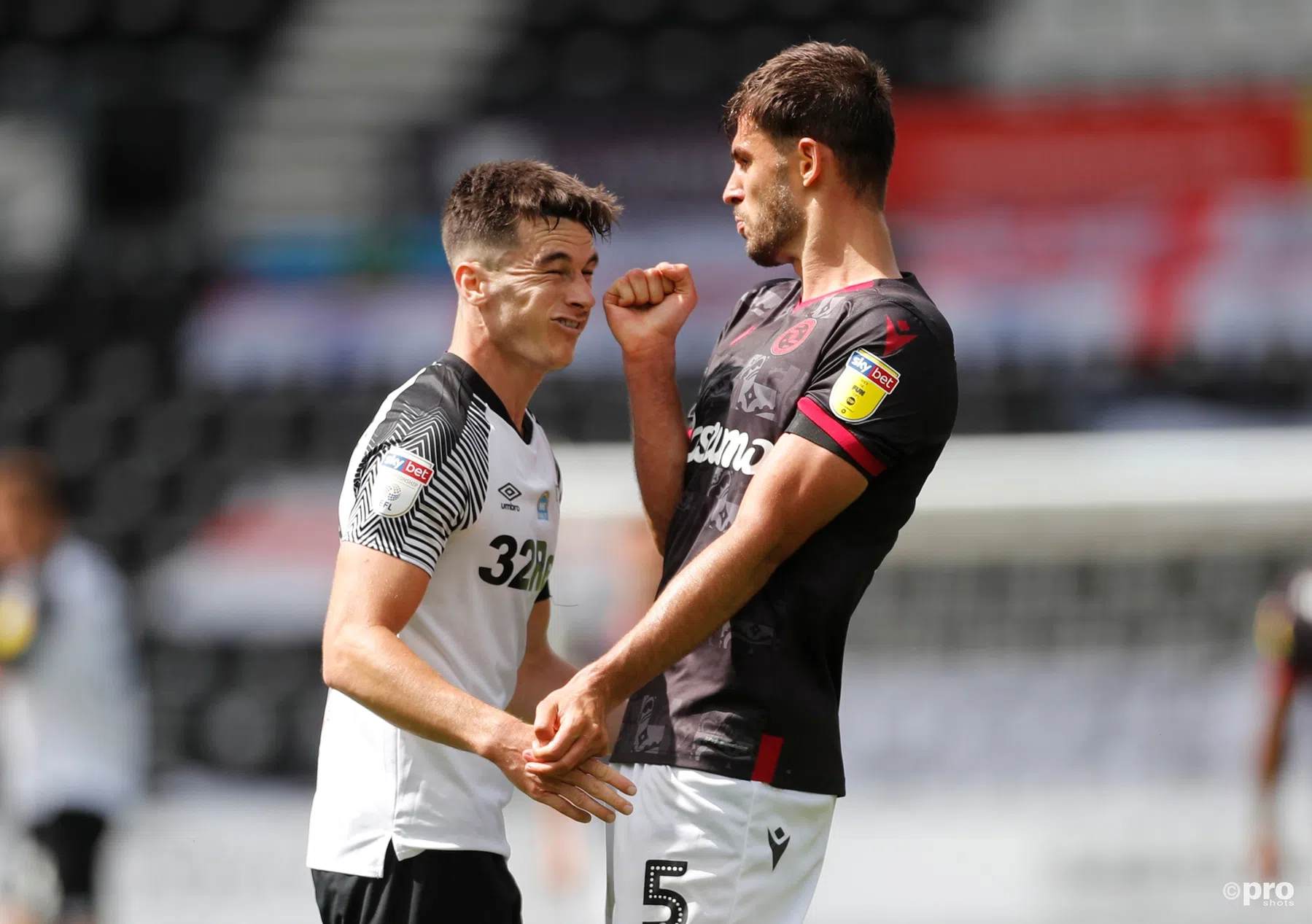 Dubbel rood na laatste fluitsignaal: Miazga slaat tegenstander