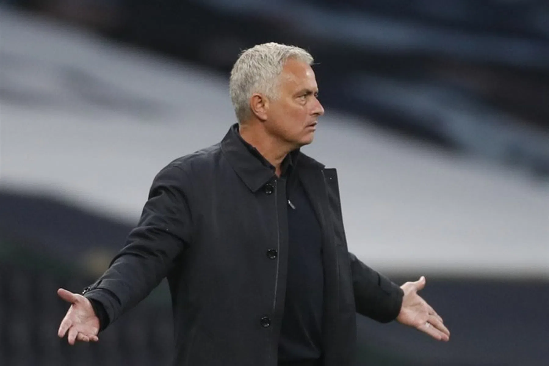 Mourinho trekt ouderwets van leer: 'De scheidsrechter zit in een kantoortje'