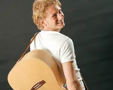 Thumbnail for article: De vrijgevochten idolen en de voetbalfratsen van Björn van der Doelen