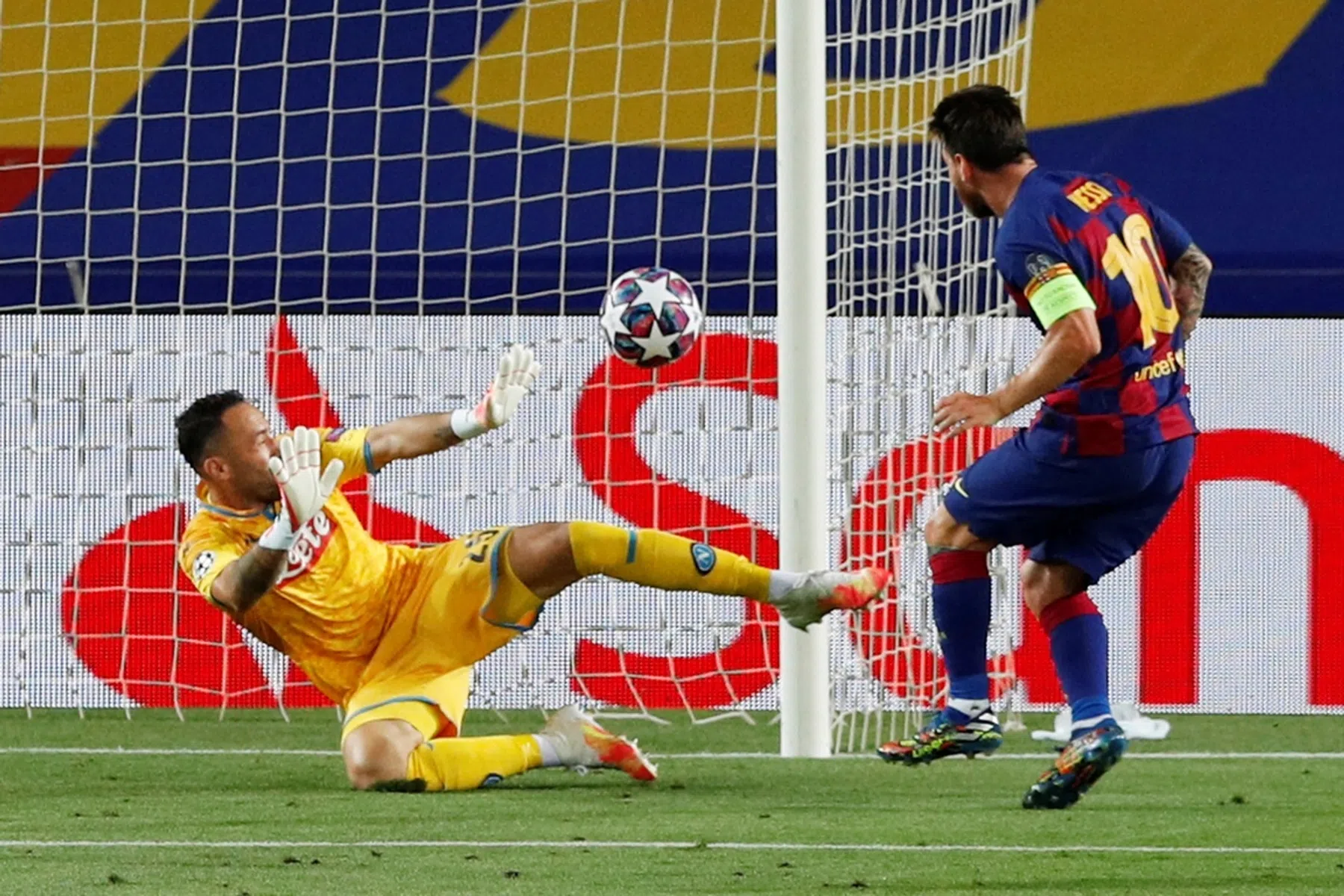 Messi neemt Barcelona met magisch moment bij de hand in jacht op CL