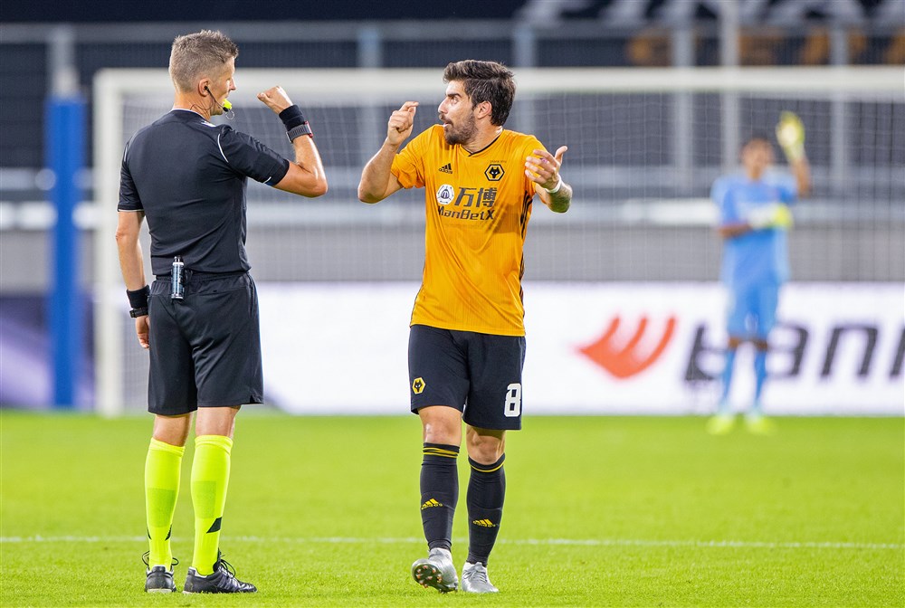 Scheids maakt excuses aan Wolves-speler en beaamt miskleun VAR