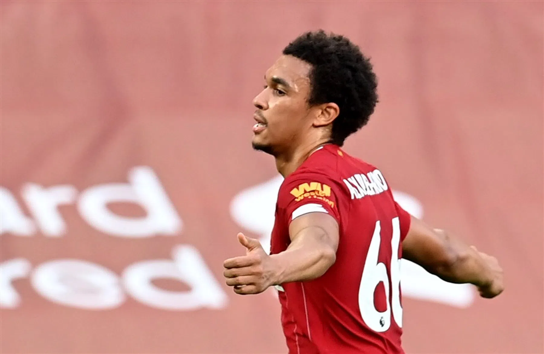 Alexander-Arnold troeft alle Man Utd-troeven af en heeft primeur te pakken