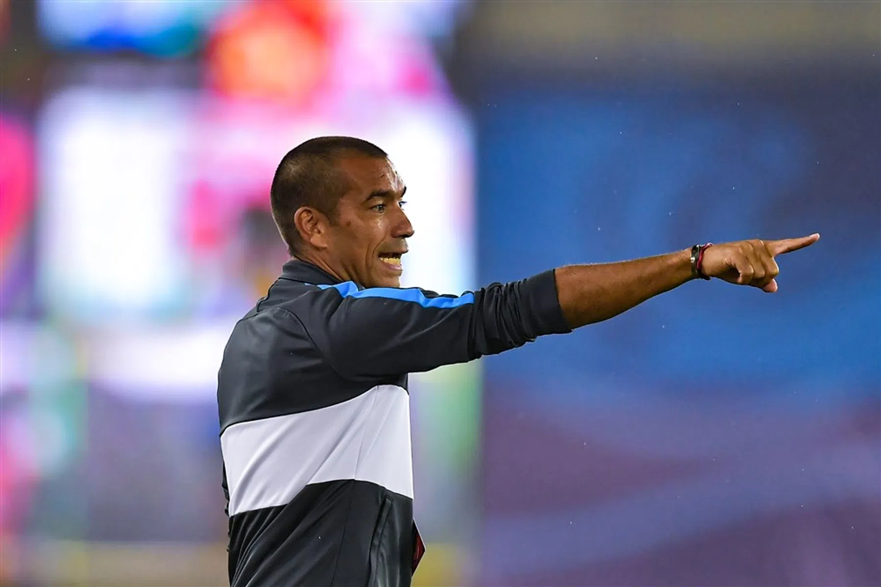 Van Bronckhorst boekt tegen ex-pupil Larsson eerste Chinese succes