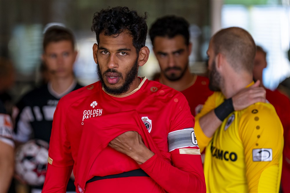 Onbegrijpelijke misser in België: Haroun scoort alleen schaamrood op de kaken