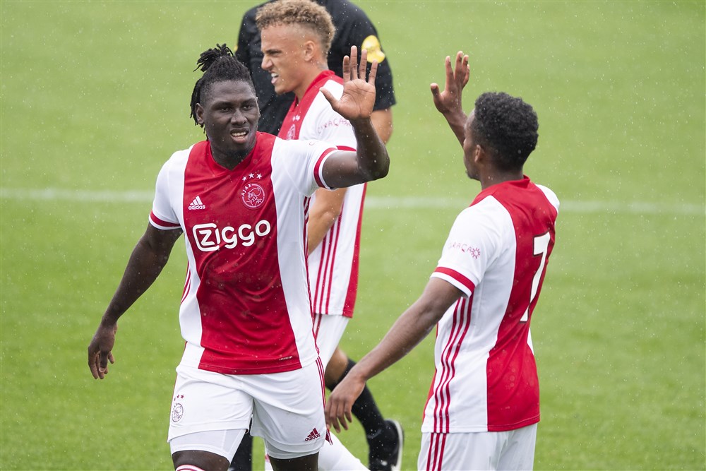 Jonkies van Ajax rekenen overtuigend af met Holstein Kiel