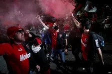 Thumbnail for article: Messi's jeugdliefde hoopt op Maradona-scenario: fans massaal de straat op