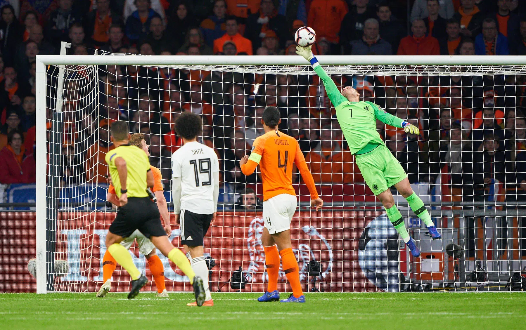 Tim Krul gaat na vijf jaar opnieuw de strijd aan met Jasper Cillessen