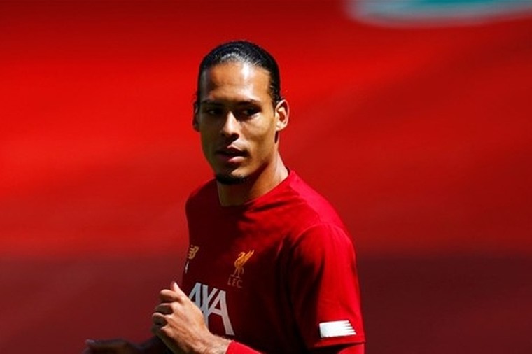 Van Dijk laat verwijt 'arrogant verdedigen' van zich afglijden