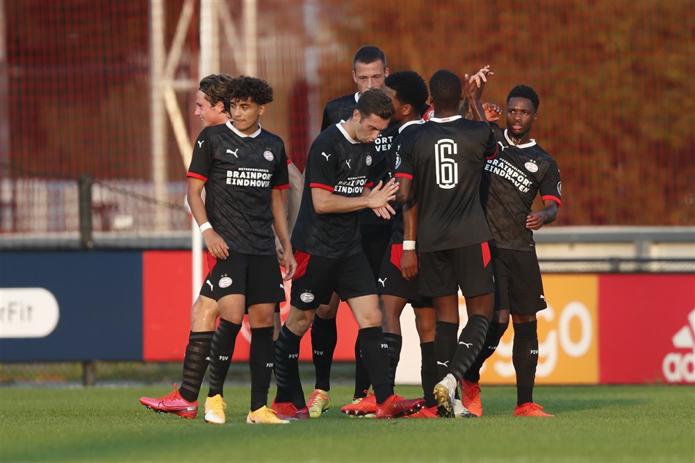 Tiental Jong PSV dient Jong Ajax derde nederlaag op rij toe