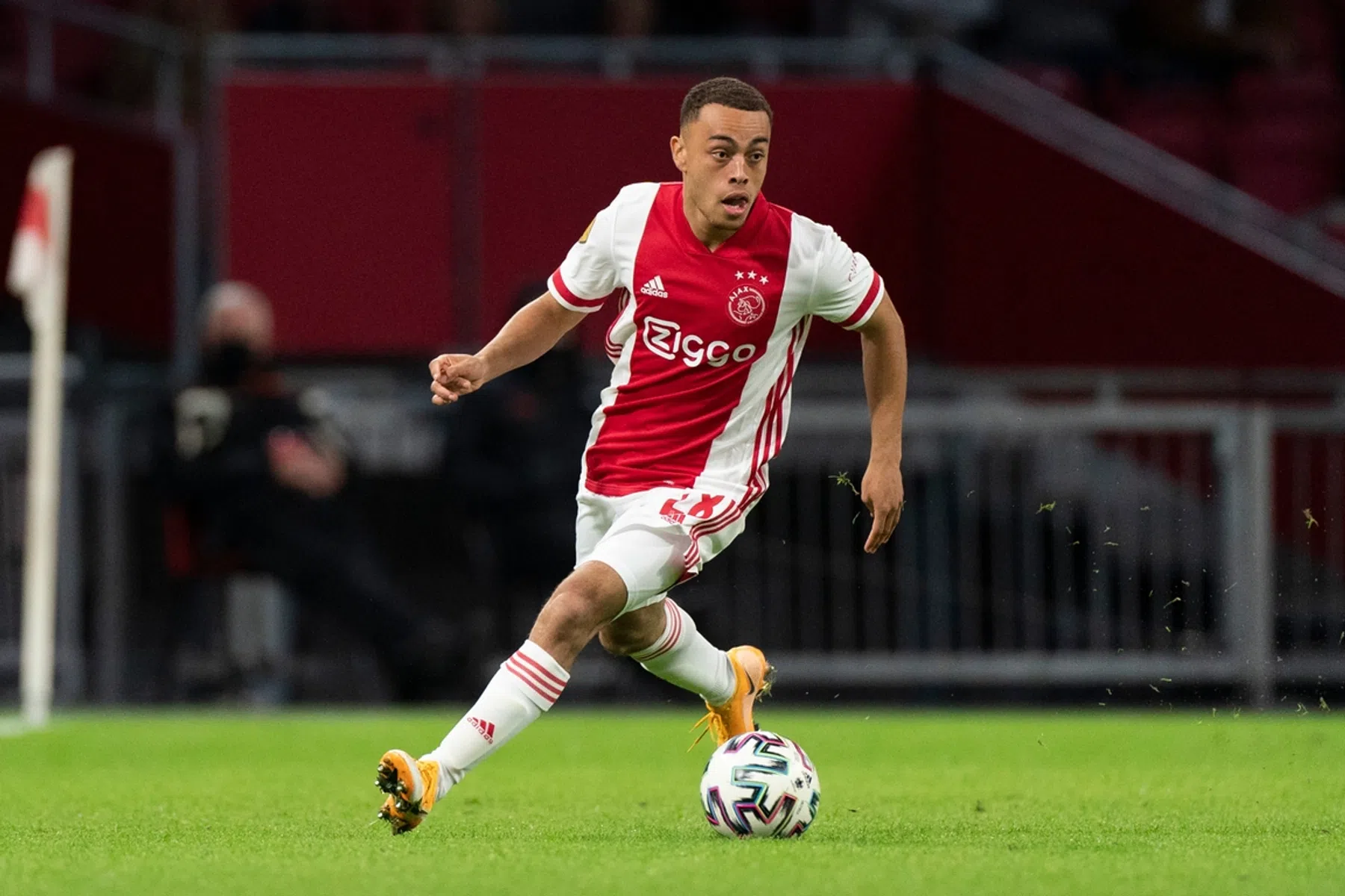 Barcelona wint de strijd om Sergiño Dest