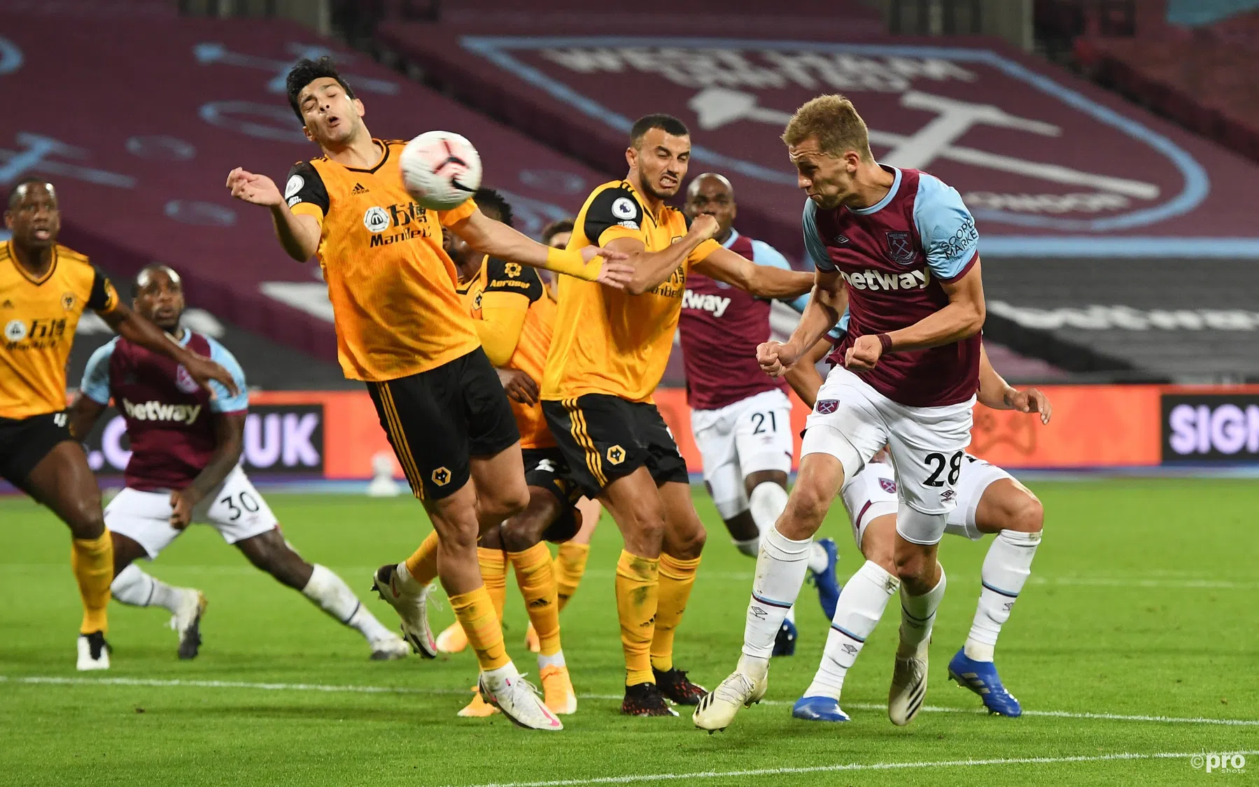 Ondankbaar Wolves-debuut voor Hoever: forse nederlaag in Londen