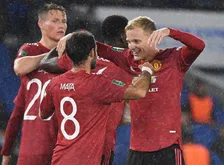 Thumbnail for article: Stijlvol hakje Van de Beek draagt bij aan uitschakeling Veltman en co