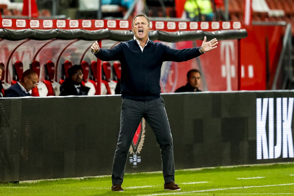 Falend FC Utrecht irriteert Van den Brom: 'Ik lijk wel een papegaai, dit was bizar'