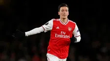 Thumbnail for article: Ruimhartige Özil redt de baan van Arsenal-mascotte