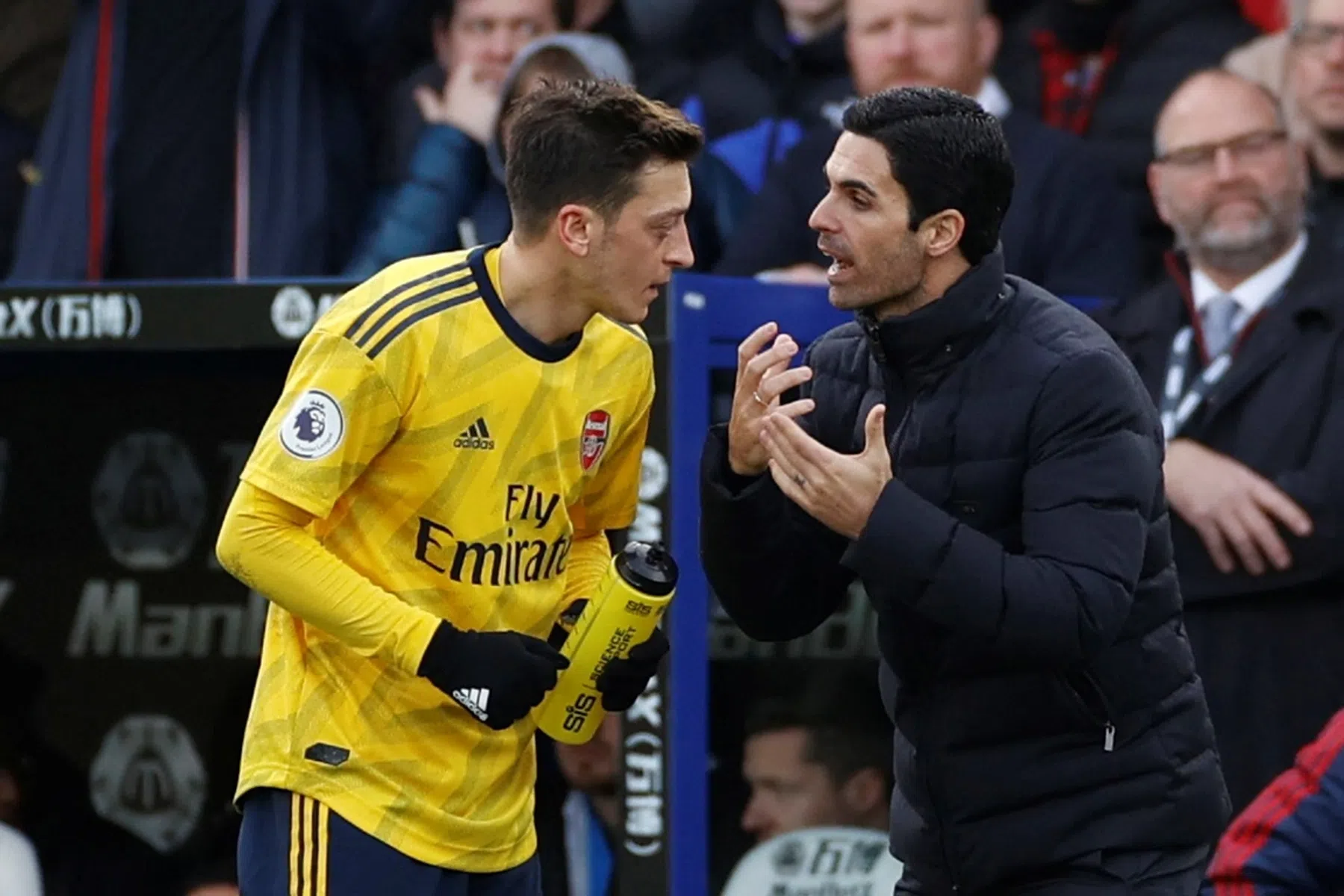 Arteta verklaart pijnlijke beslissing om Özil links te laten liggen in Europa