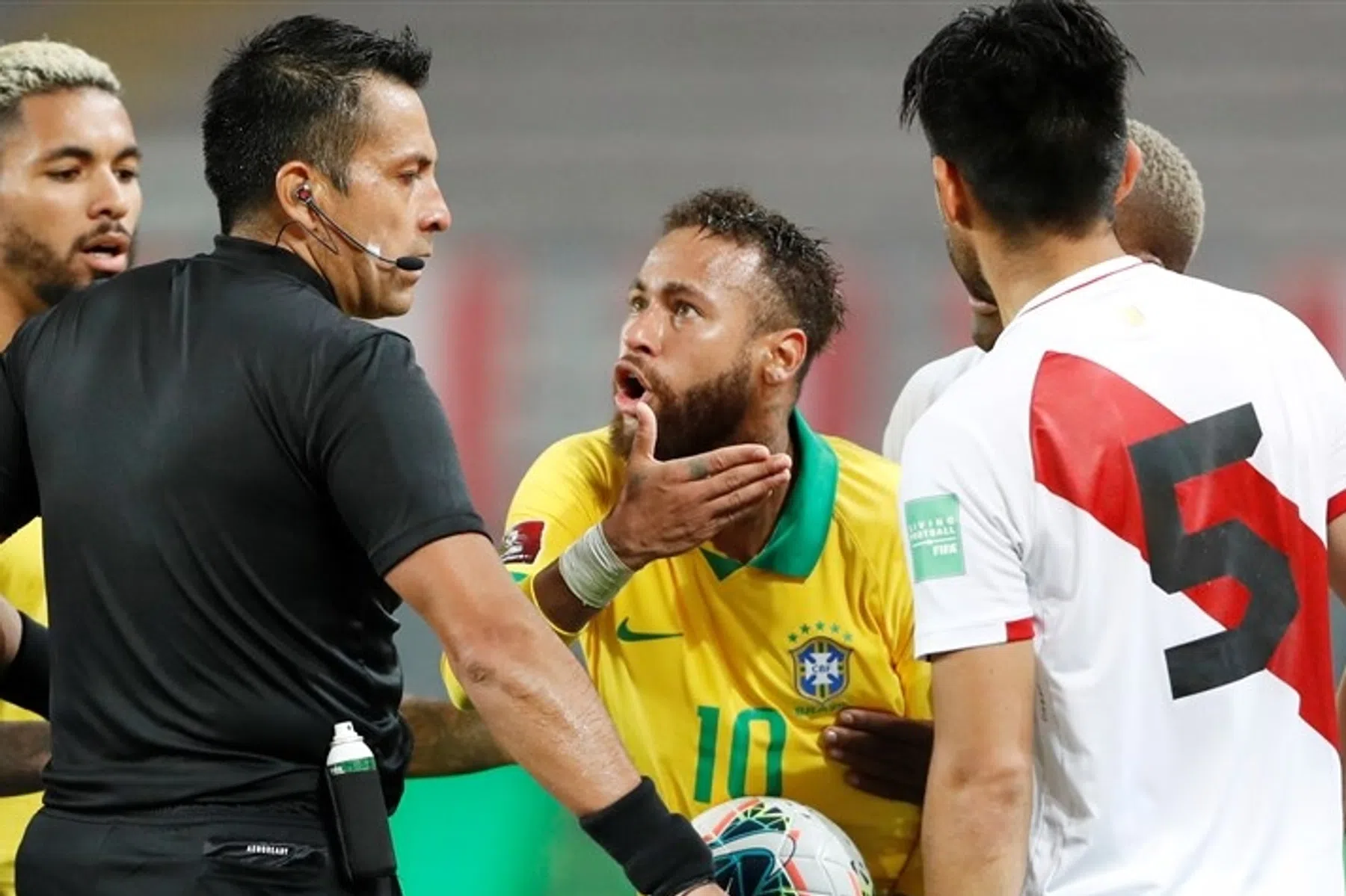 Maniertjes Neymar irriteren Peru: 'Hij is een clown'
