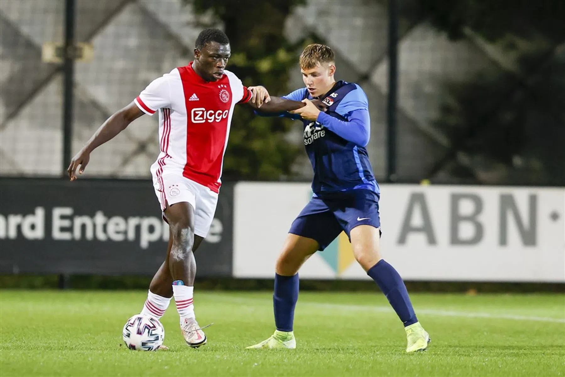 Brobbey geeft schwalbe toe: 'Onsportief? Ik vind het héél slim'