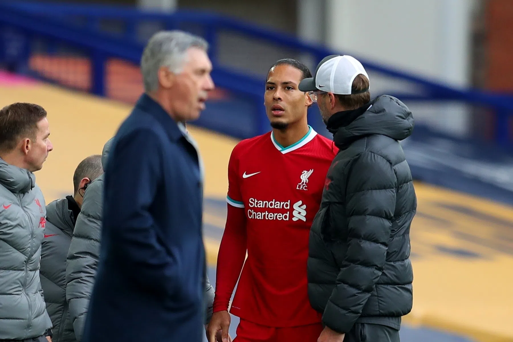 Klopp bezorgd om Van Dijk: 'Pickford schopt hem de wedstrijd uit'