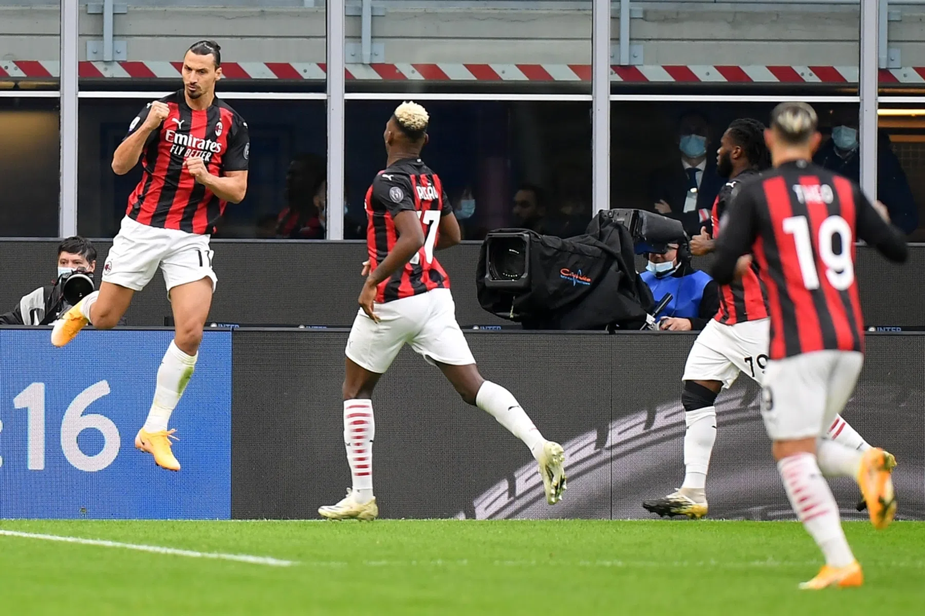 Veelbesproken Ibrahimovic zet wereld op zijn kop in Milanese derby
