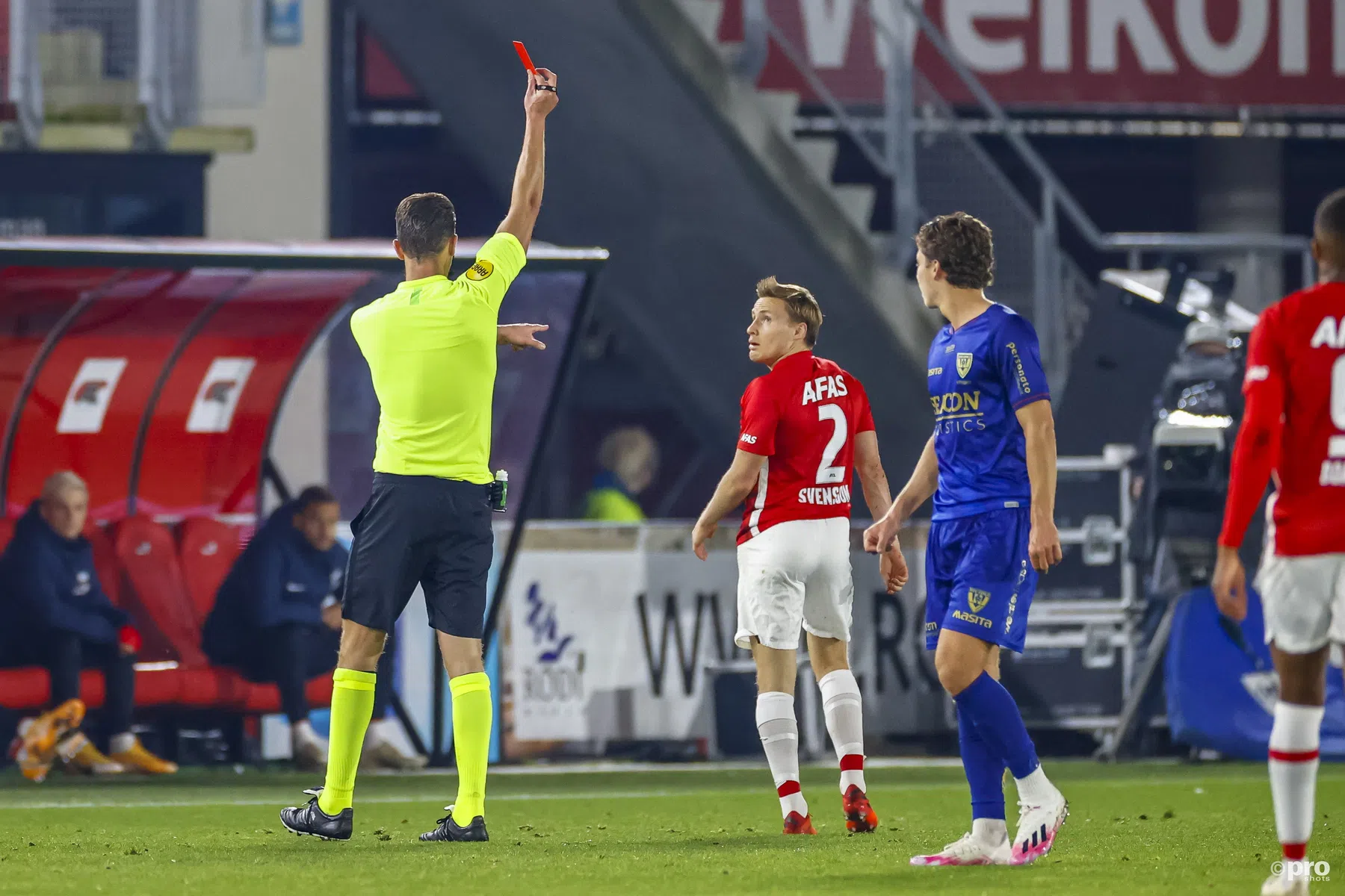 AZ stort ook tegen VVV-Venlo compleet in na rode kaart
