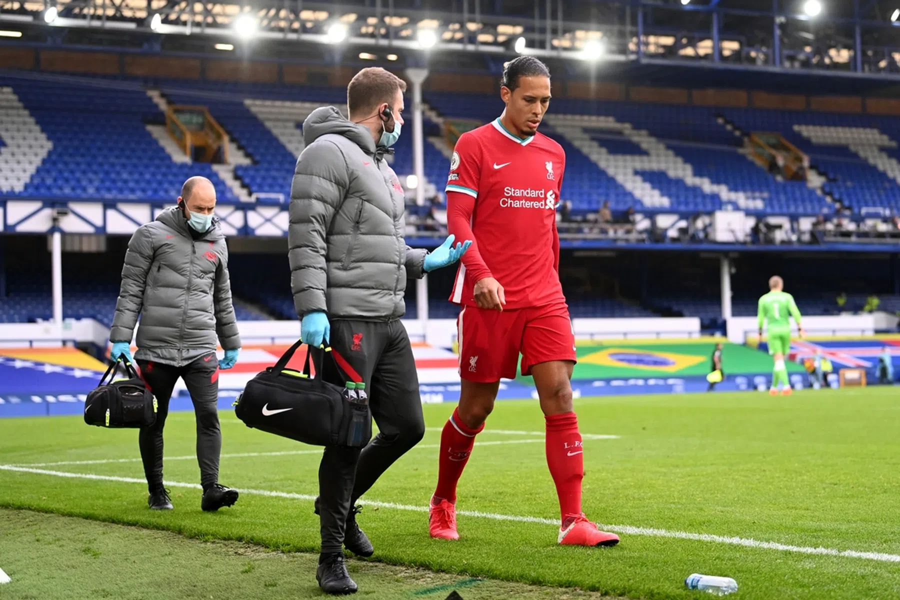 'Wegvallen onvervangbare Van Dijk enorme klap voor Liverpool in titelrace'