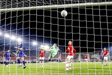 Thumbnail for article: Rodekaartenplaag en een nieuw syndroom: de krankzinnige weken van AZ