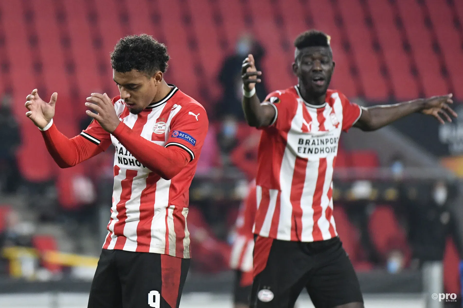 Scorende Götze ziet PSV na wissel de zege uit handen geven