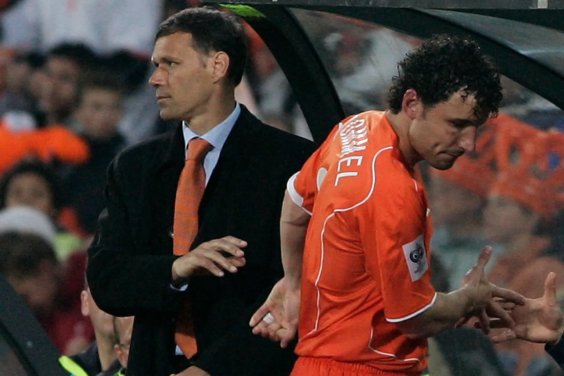 De frontale botsing tussen Mark van Bommel en Marco van Basten