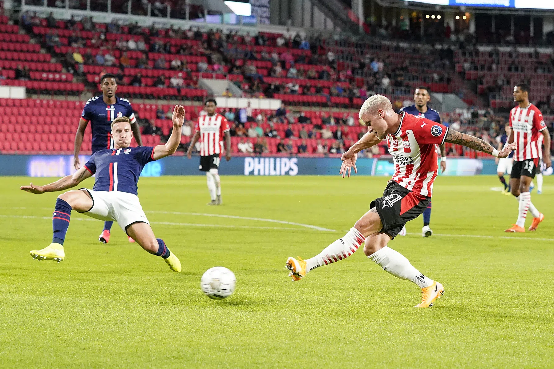 Philipp Max, plankgas op de linkerbaan in Eindhoven