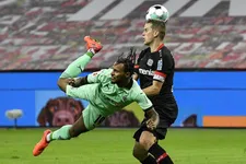 Thumbnail for article: Bosz dendert door met Leverkusen na voetbalfeest met 'scorpion kick'