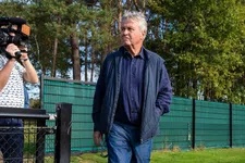 Thumbnail for article: Hiddink aan de slag op Curaçao: 'De muziek gaat harder dan de spelersbus'