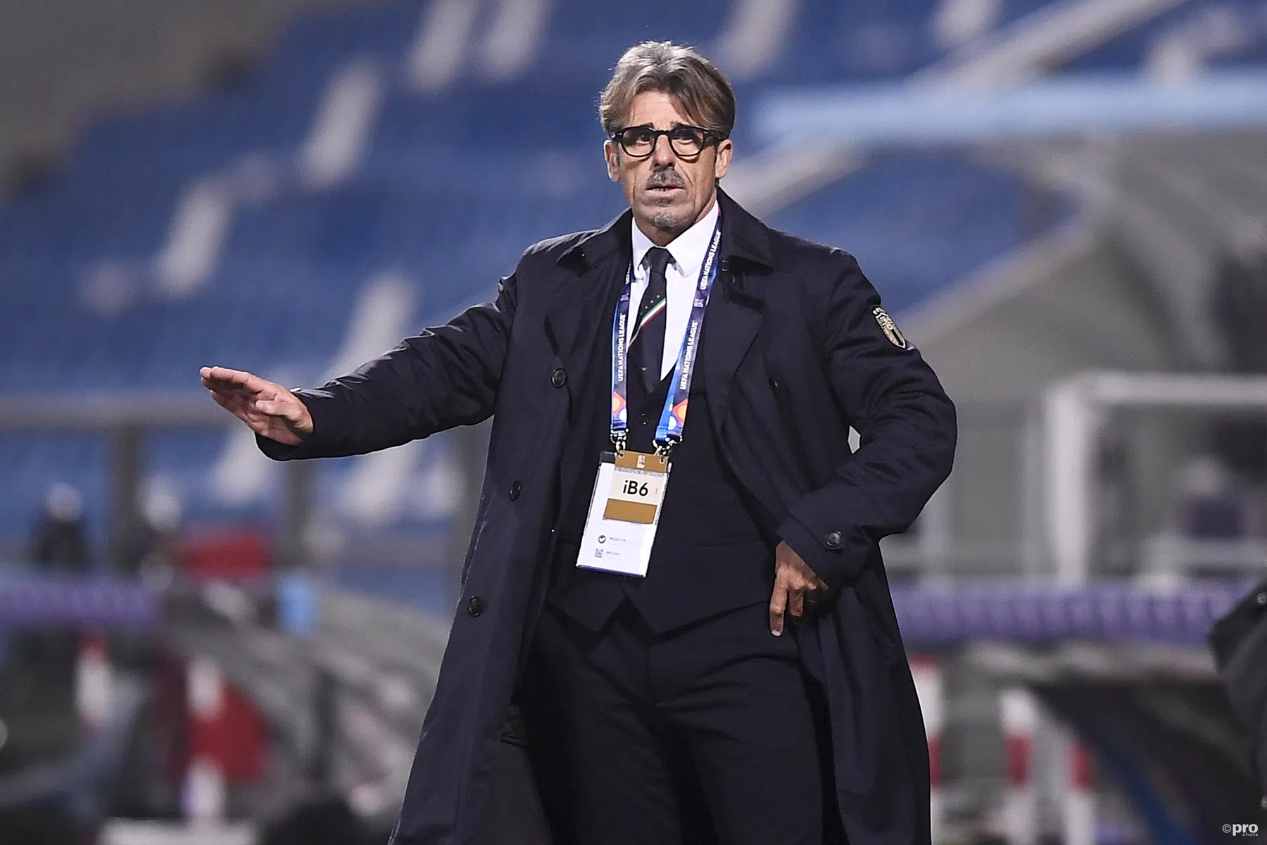 Italië maakt indruk en draagt zege op aan afwezige bondscoach