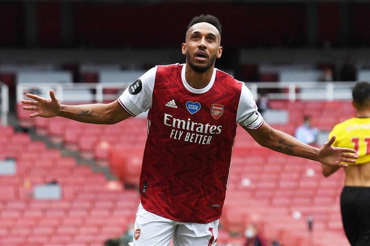 Aubameyang woedend na uren wachten op vliegveld Gambia