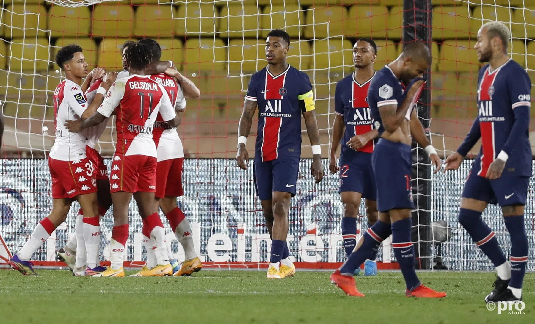 Volland en Fàbregas leggen PSG over de knie, hoofdrol Mbappé verdampt