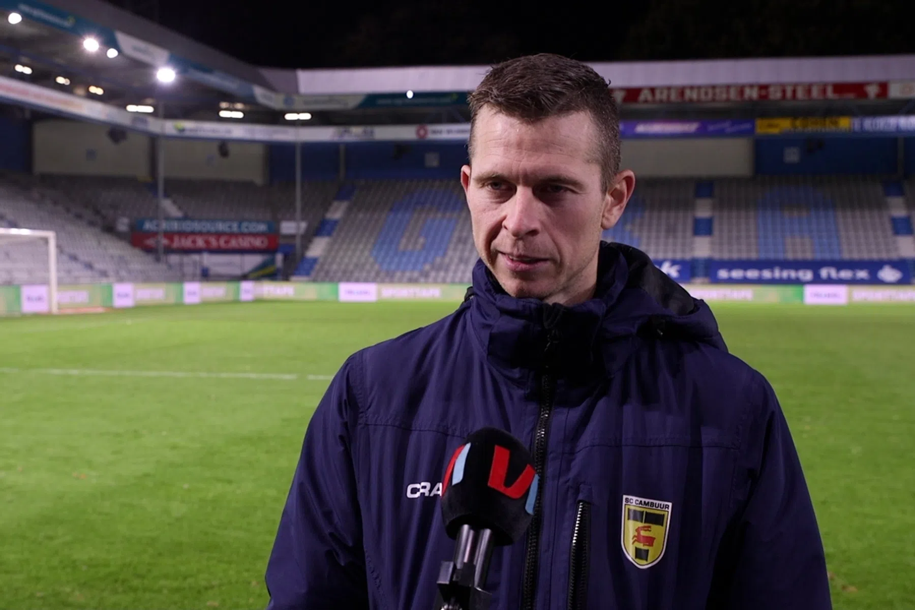 'Dode' Mühren heeft speciale slaapplek in spelersbus Cambuur