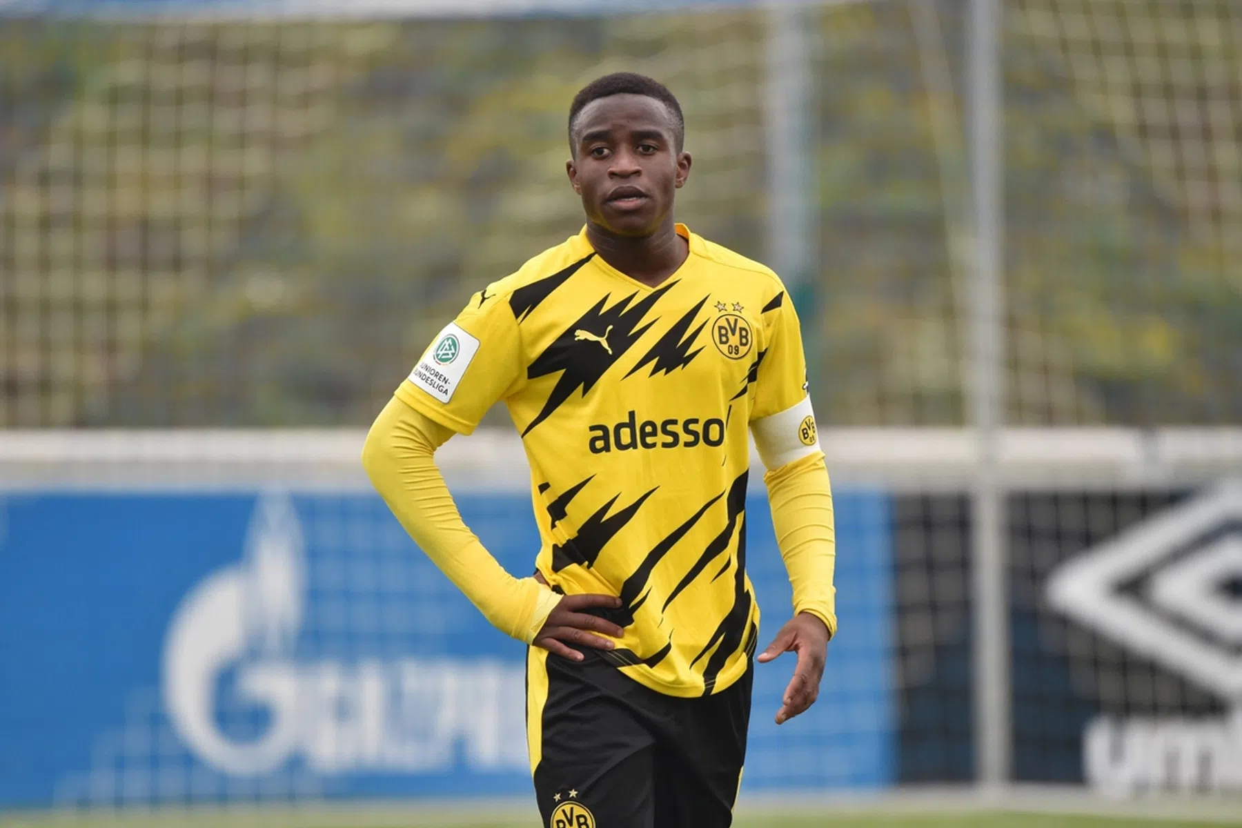 'Een natuurkracht op het veld': supertalent Moukoko (16) mag eindelijk debuteren