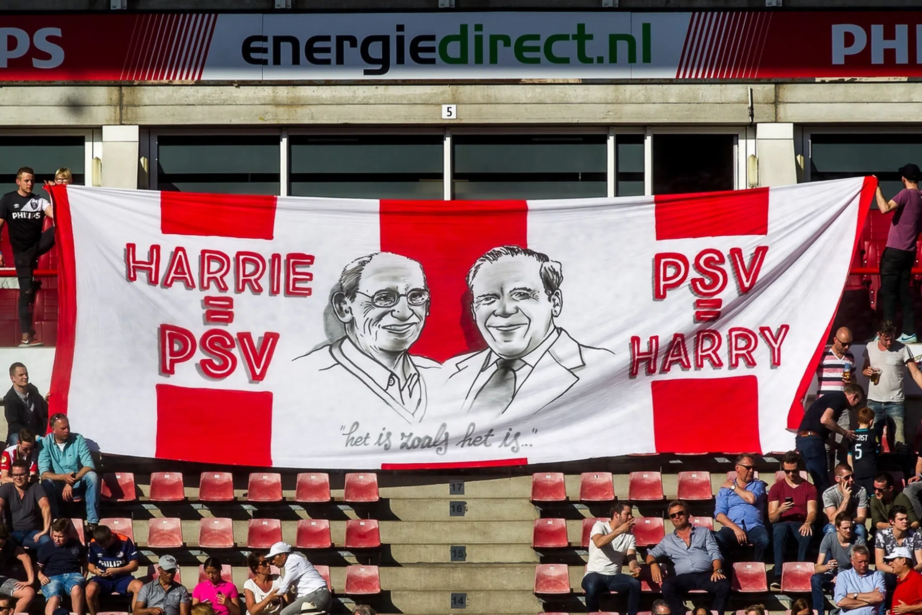 PSV-supporters brengen laatste eerbetoon aan overleden Van Raaij
