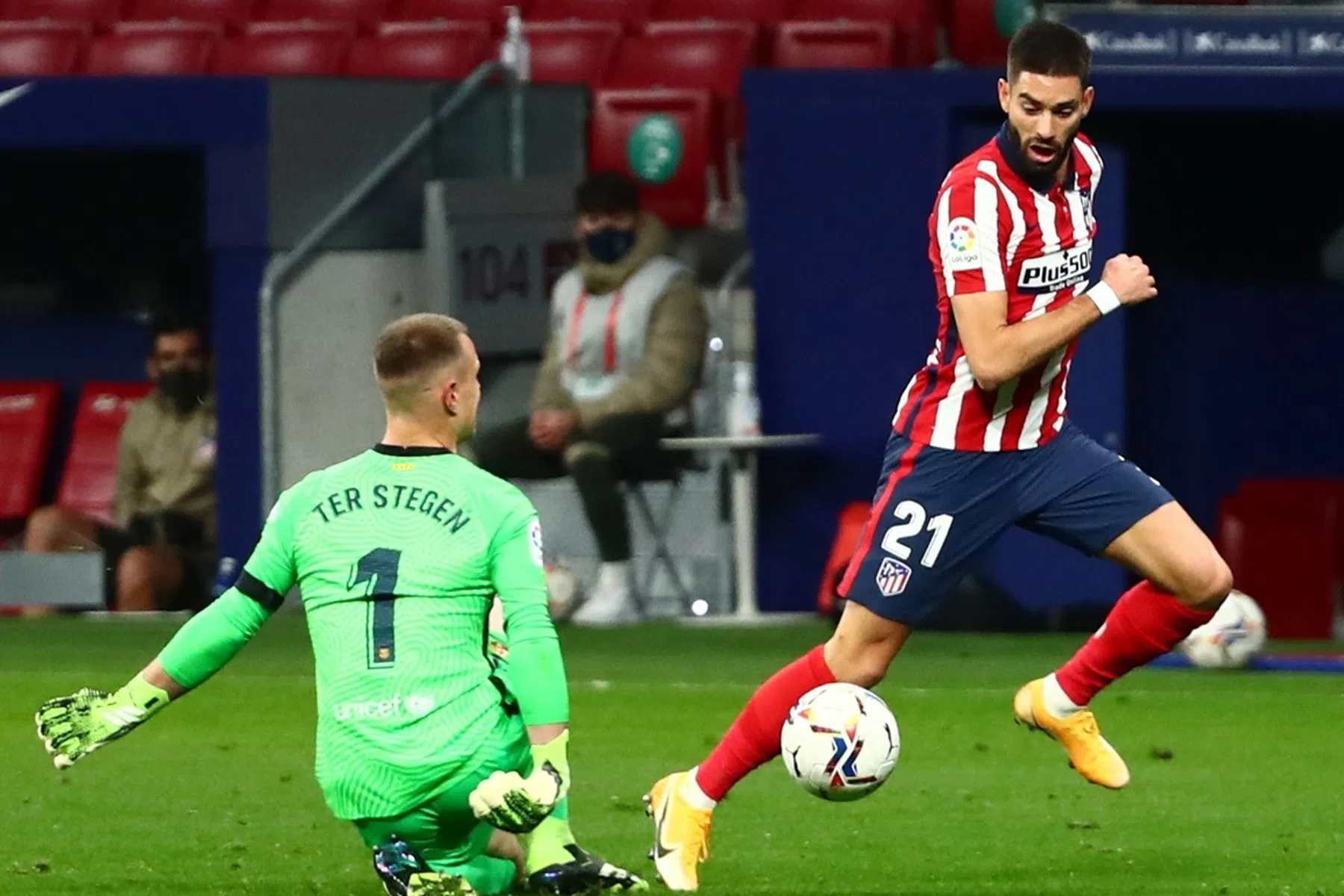 Koeman incasseert dubbele dreun in voetbalgevecht met Atlético