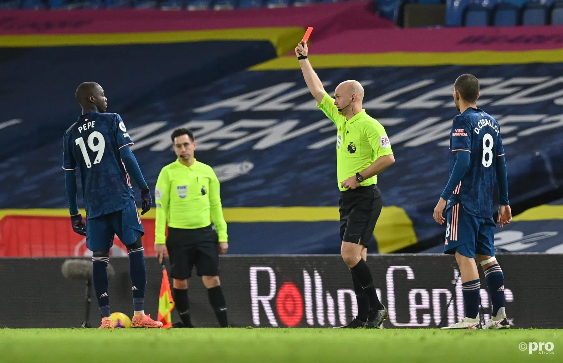 Arsenal blijft na kopstoot ternauwernood overeind in wervelstorm Leeds