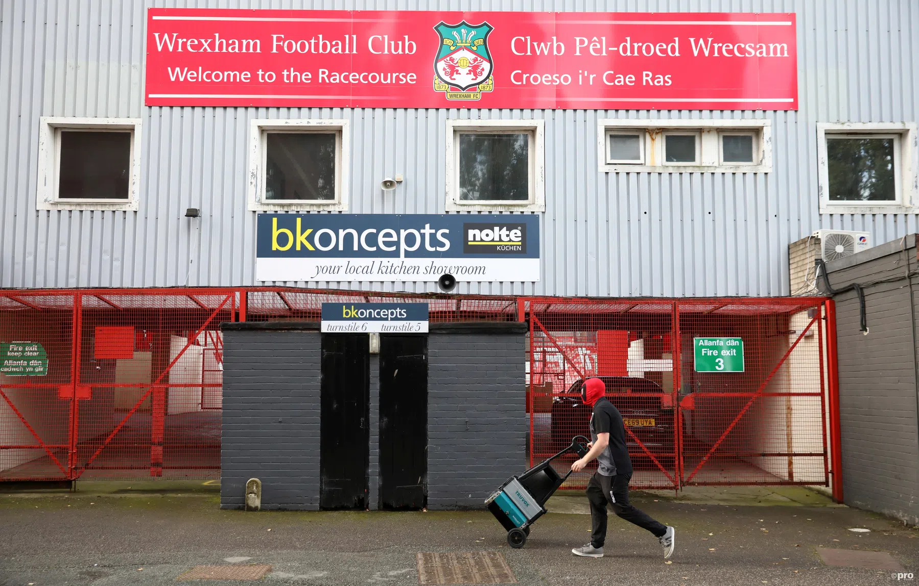 Het voetbal moet het doen met wat filmsterren vinden in een oude sok