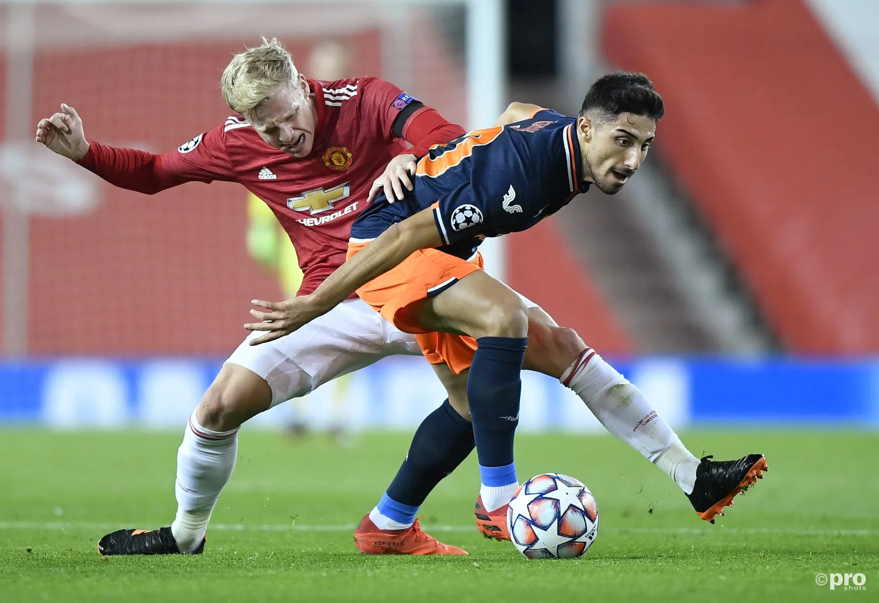 Van de Beek in schaduw van geweldige Fernandes, Neymar leidt PSG naar herstel