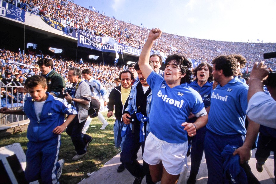 Van de sterren naar de stallen: de Napoli-jaren die Maradona verslinden