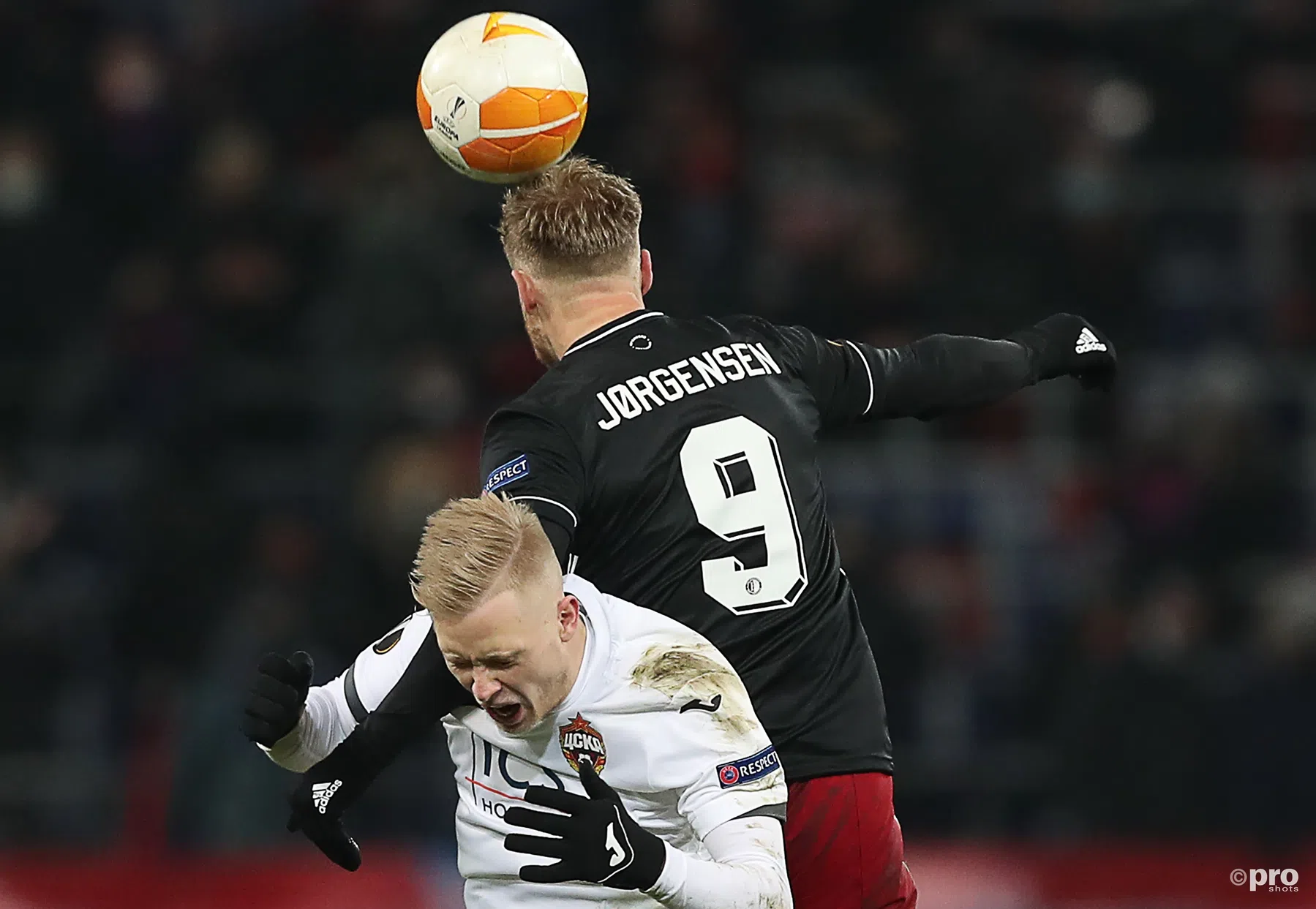 Jørgensen: 'Als ik hem echt met m'n elleboog raak, staat hij niet na één seconde op'