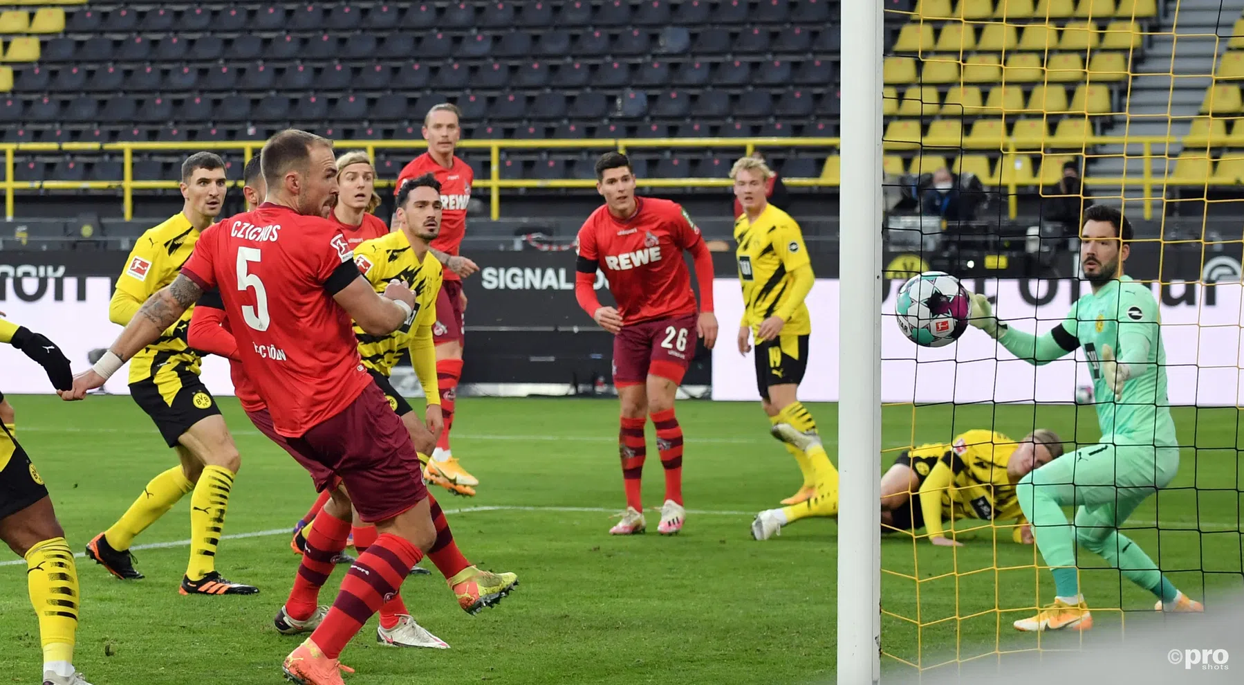 Flets Bayern ziet BVB modderfiguur slaan, Dost scoort in spektakelstuk