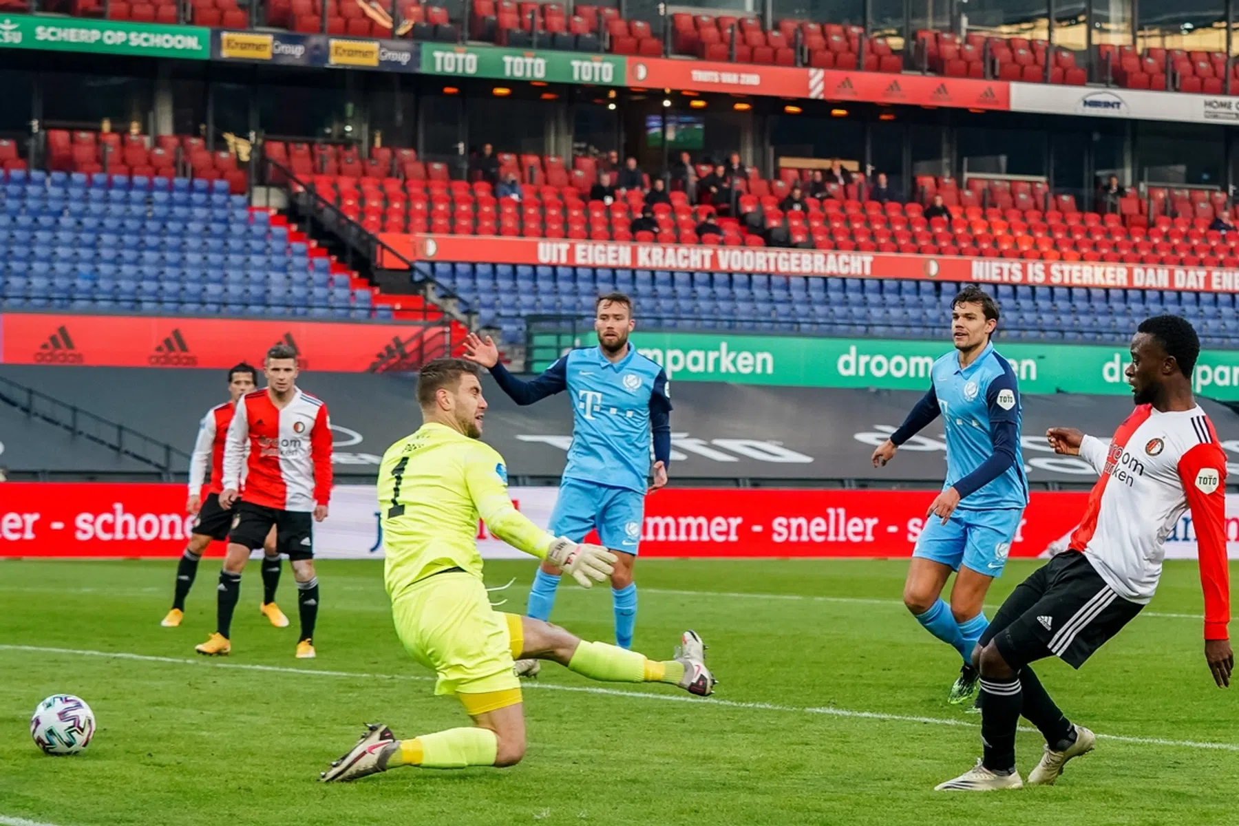 Feyenoord behoudt met kunst- en vliegwerk bijzondere status onder Advocaat