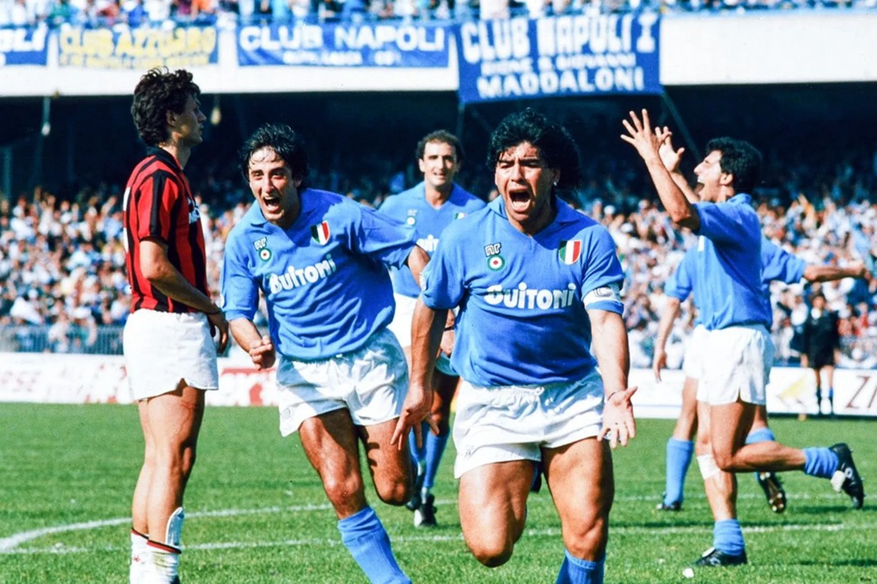 Napoli eert Maradona met speciaal shirt