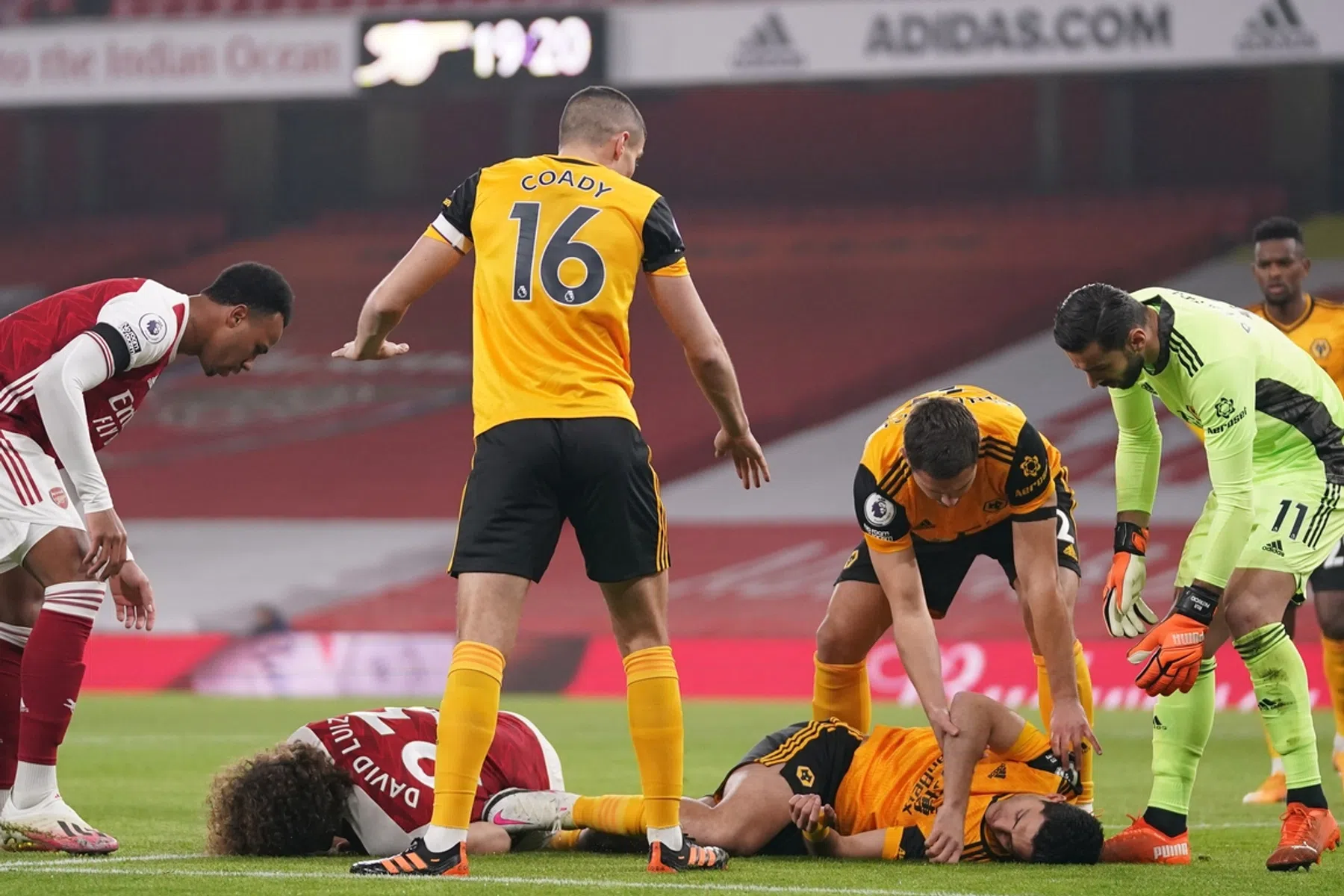 Arsenal-misère houdt aan na zorgelijke aftocht Wolves-spits Jiménez