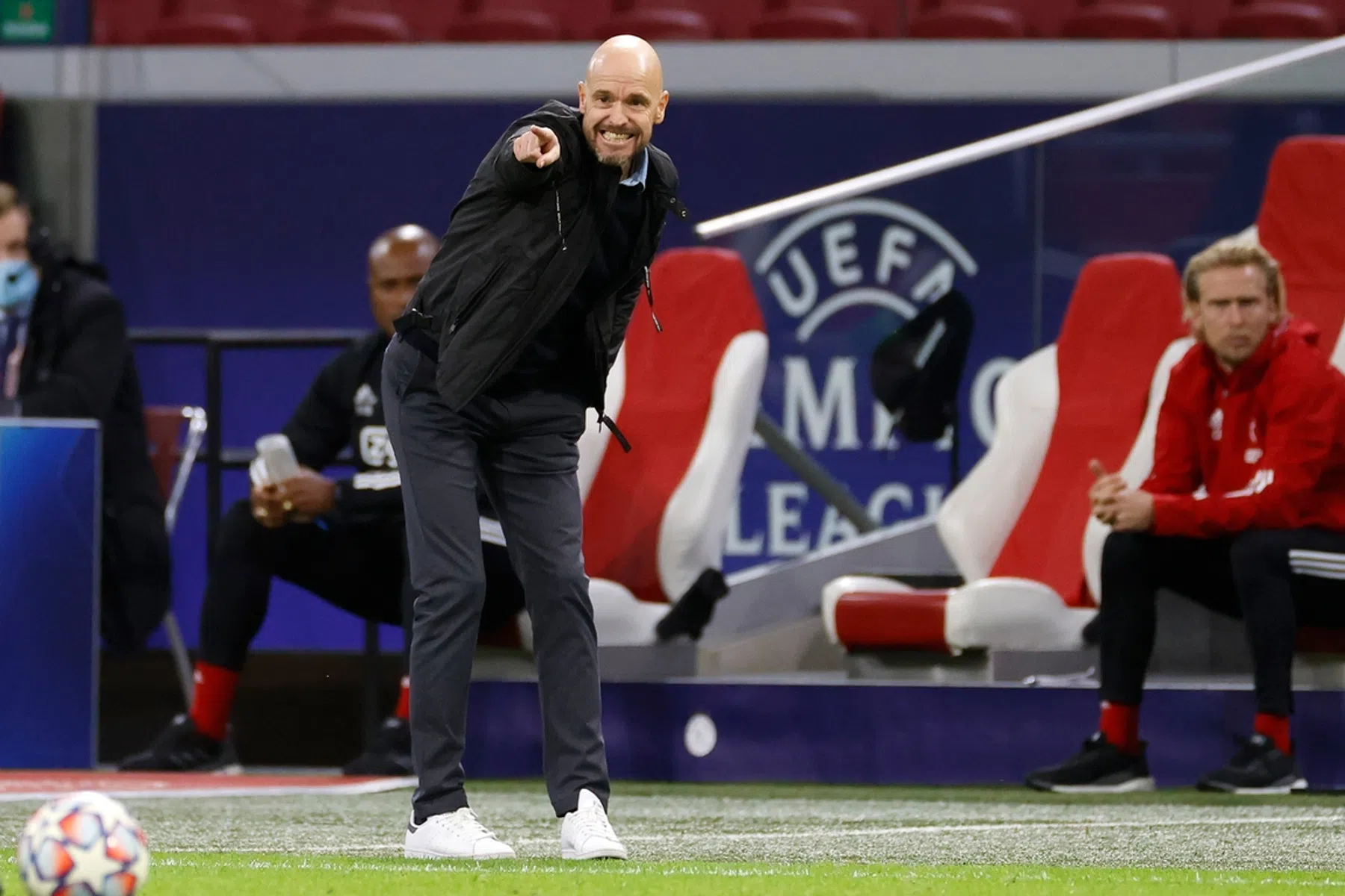 Ten Hag ziet kansen op Anfield: 'Maar dan moeten we nóg moediger zijn'