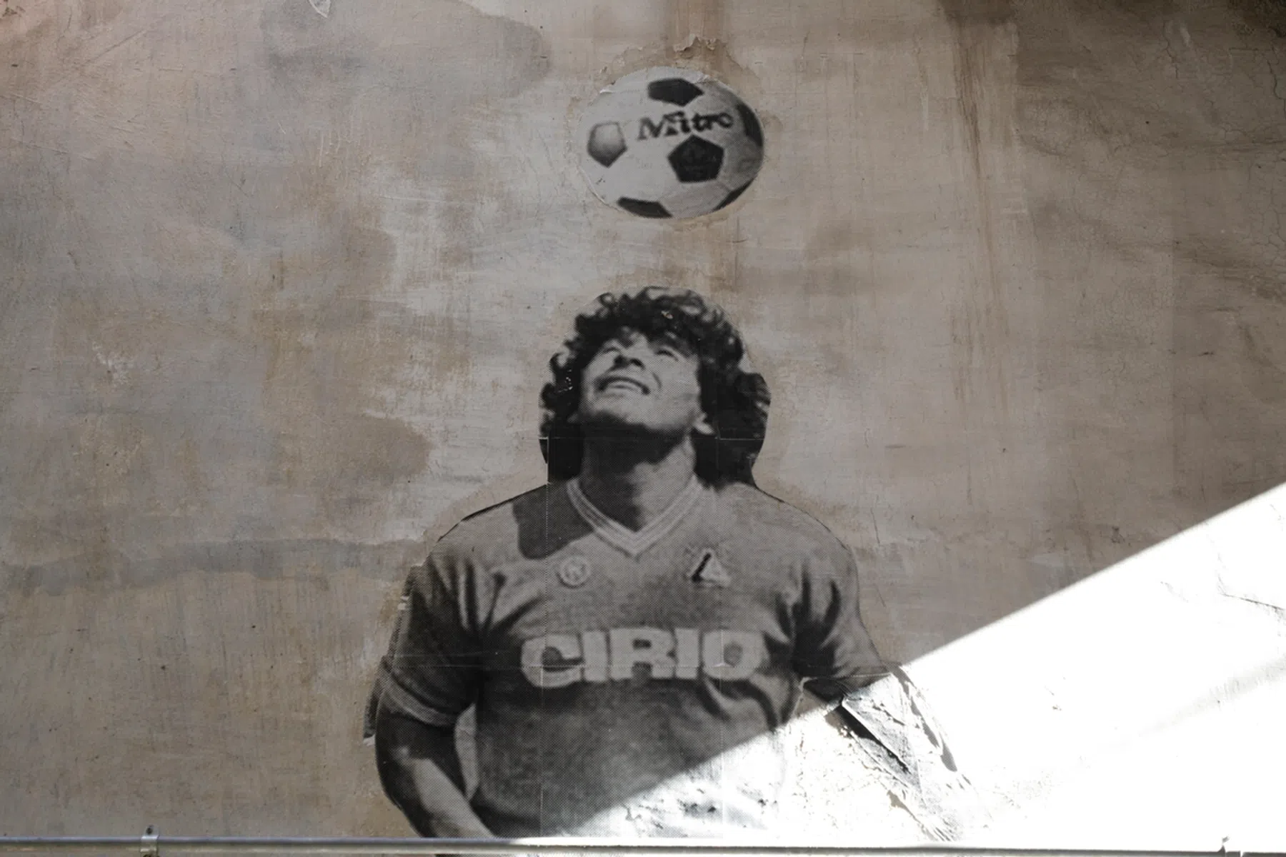 Van der Vaart komt met Maradona-challenge, komische missers in CL