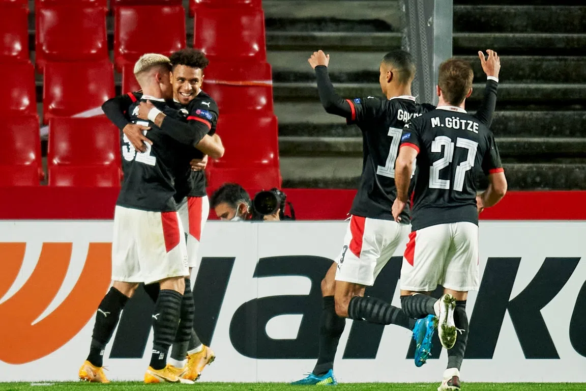 PSV overwintert in Europa League na zege op Granada en hulp uit Cyprus